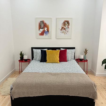 Modern Bedroom In Lisboa Extérieur photo